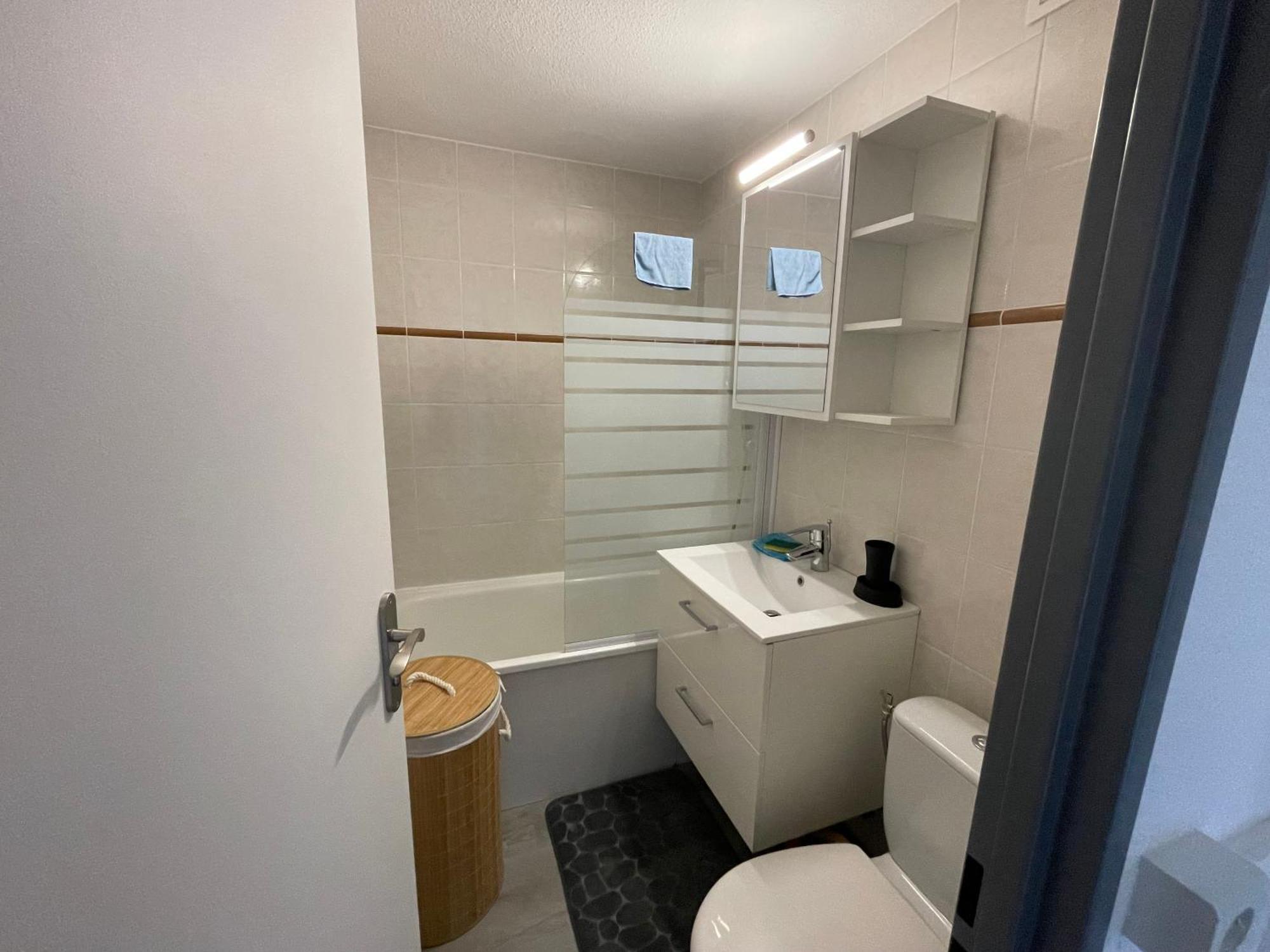 Apartment Duplex De 40m2 Avec Piscine A En Roussillon *